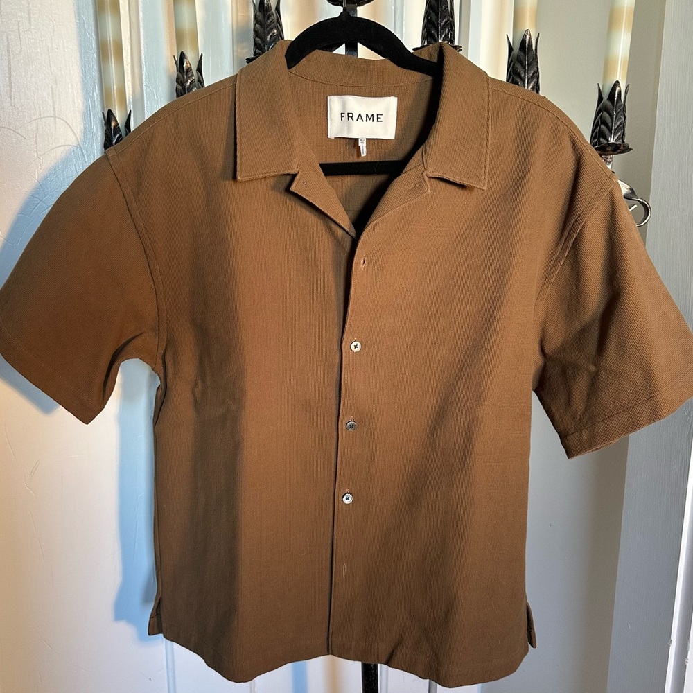 FRAME waffle textured brown short sleeve shirt.